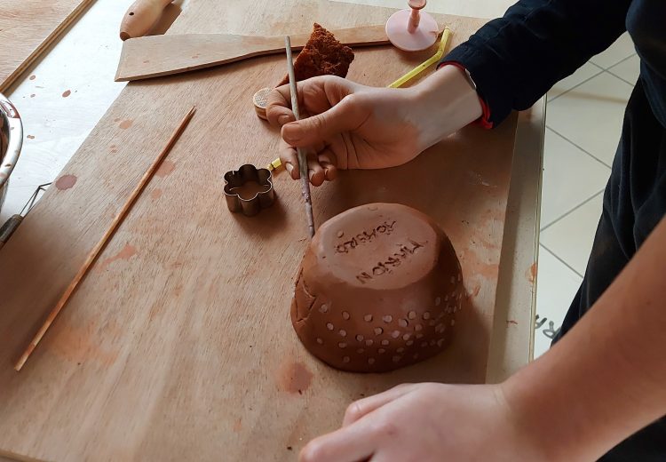 atelier-poterie-scolaire-saint-uze-decor